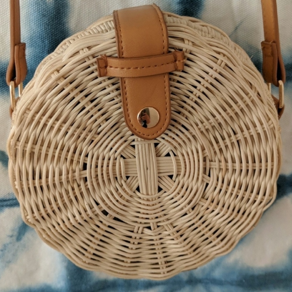 Round rattan straw crossbody - Picture 3 of 5